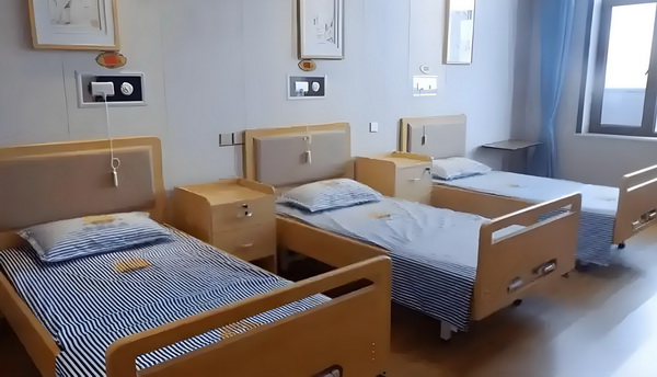 深圳户籍政策_活佛王兴夫“点化”140位女信徒，全程不穿衣服，场面失控 活佛王兴女王展现足的出十范