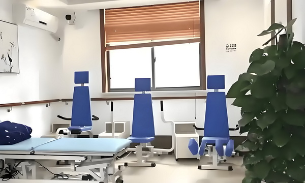 入深圳户口2025_变态男躲女神床下，尺度生猛的日本电影！ 来走穴居在墙人的剪影上走去